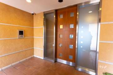 エントランスはオートロック付きです。