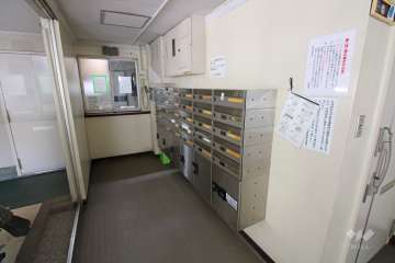 管理人室と共用ポスト、宅配ボックス