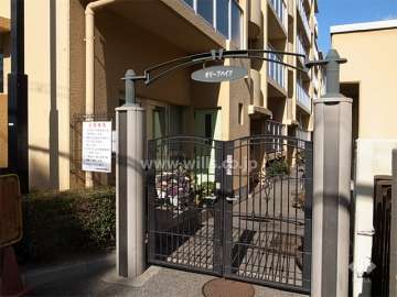 エントランス。入ってすぐ右側に管理人室があります。