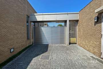 駐車場出入口（シャッター付き）