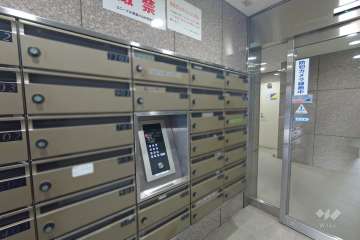 エントランスはオートロック付きです。