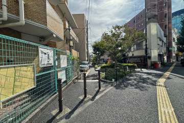 敷地南西側の前面道路（北西側から）