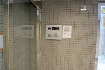 エントランスはオートロック付きです。