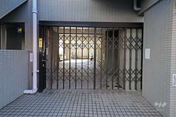 駐車場の出入り口（シャッター付き）