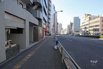 敷地西側の前面道路