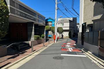 敷地の北東側前面道路（南東側から）