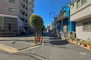 敷地の北西側前面道路（北東側から）