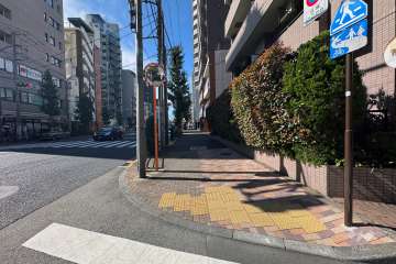 敷地の南東側前面道路（南西側から）は都道2号線です。