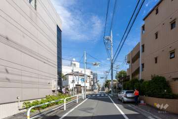 敷地の北側前面道路（西側から）