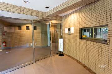 エントランスはオートロック付きです。