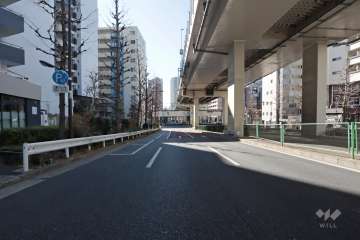敷地西側の前面道路