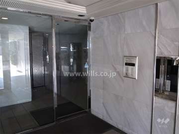 エントランスはオートロック付きです。