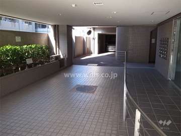 エントランス横の駐車場へのアプローチ。車寄せのスペースとしても使えます。