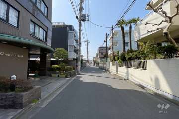 敷地西側の前面道路