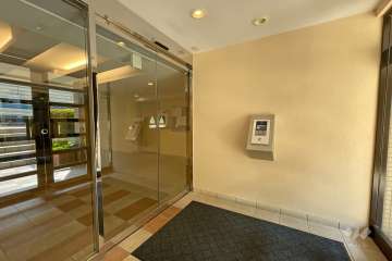 エントランスはオートロック付きです。