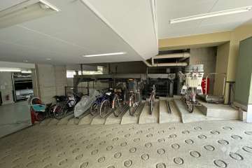 屋内に設けられた駐輪場