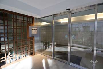 エントランスはオートロック付きです。