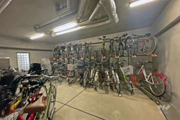 屋内に設けられた駐輪場