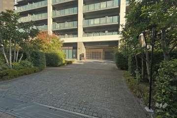 駐車場の出入り口（リングシャッター付き）