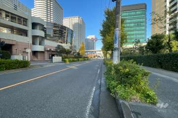 敷地の南側前面道路（東側から）