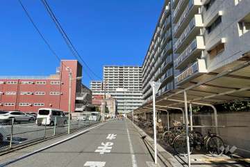 敷地西側の前面道路