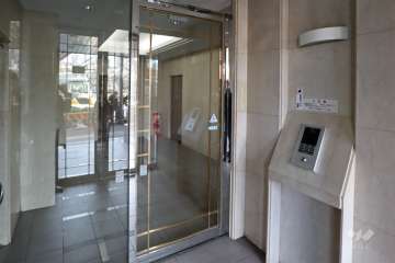 エントランスはオートロック付きです。