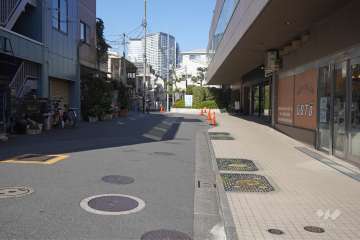 敷地西側の前面道路