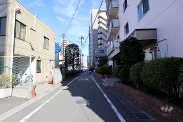 敷地西側の前面道路