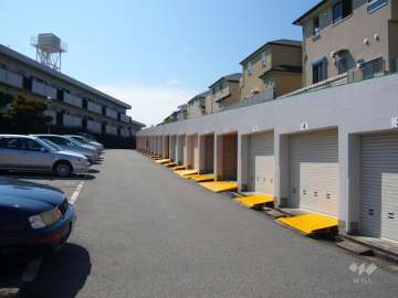 敷地内駐車場（右が分譲駐車場、左が賃貸駐車場です。）