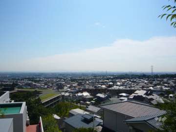 高台に立地し、敷地の各所から眺望が取れています。