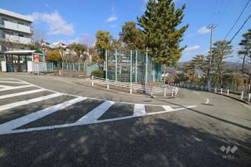ロータリーに続く道路