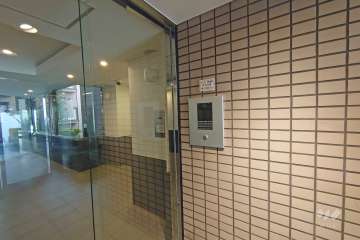 エントランスはオートロック付きです。