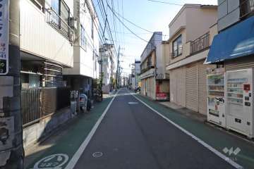 敷地西側の前面道路