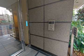 エントランスはオートロック付きです。