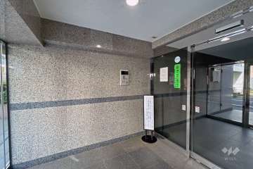 エントランスはオートロック付きです。