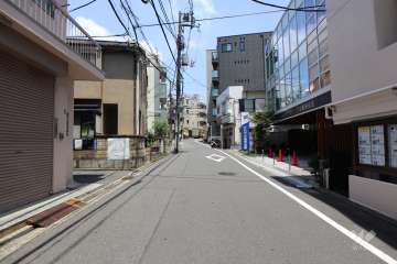 敷地北西側の前面道路（南西側から）