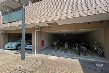 敷地内駐車場（屋内平面式）と駐輪場