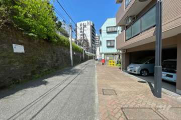 敷地南側の前面道路（東側から）