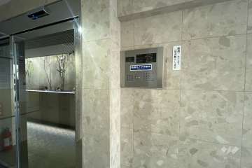 エントランス内はオートロック付きです。