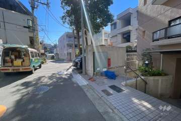 敷地東側の前面道路（南側から）