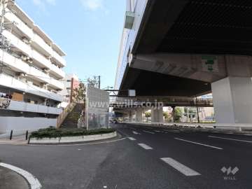 前面道路とマンション建物一部
