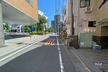 敷地東側の前面道路（北側から）