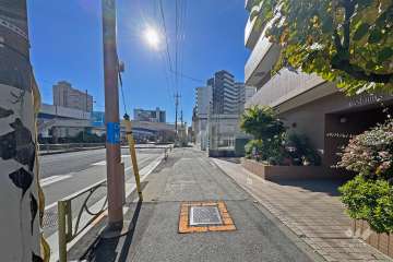 敷地の東側前面道路（北側から）