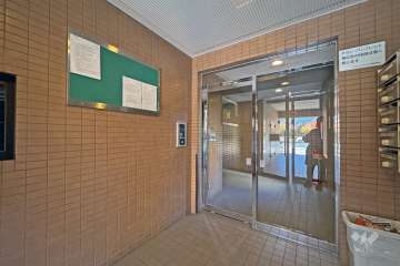 エントランスはオートロック付です。