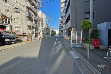 敷地北側の前面道路（西側から）