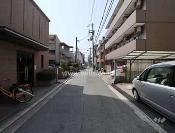 敷地北側の前面道路（東側から）