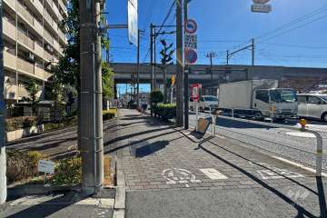 敷地南側の前面道路（西側から）