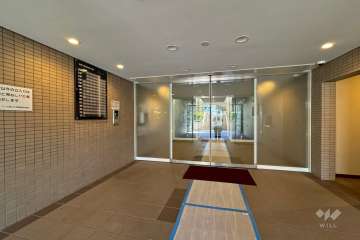 エントランスはオートロック付きです。