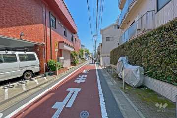 敷地北側の前面道路（西側から）