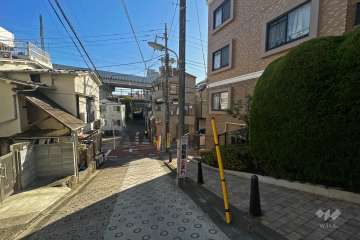 敷地北東側の前面道路（北側から）